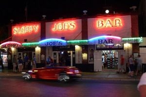 Флорида, Ки-Уэст, бар Sloppy Joe's улица.